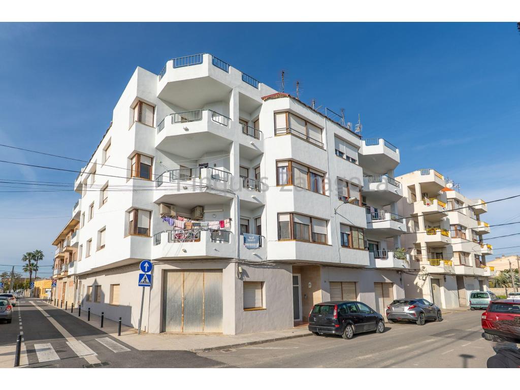 Spacious apartment in Deltebre, located in a building constructed in 1978 and partially renovated, in excellent condition and ready to move into. Access to the property is through the communal areas (shared corridor and staircase), and the building is equipped with a wheelchair ramp and an elevator, offering extra comfort and accessibility.The apartment has 107 m² of usable space and is distributed into a renovated independent kitchen, a living-dining room with access to a balcony, three bedrooms, and one bathroom. It retains wooden windows, and the kitchen operates on gas, ideal for those who prefer this type of cooking. Its southeast orientation stands out, ensuring natural light and sunshine from early morning until late in the day, creating a warm and very pleasant atmosphere throughout the day. A perfect option if you are looking for generous space, good natural light, and a well-maintained